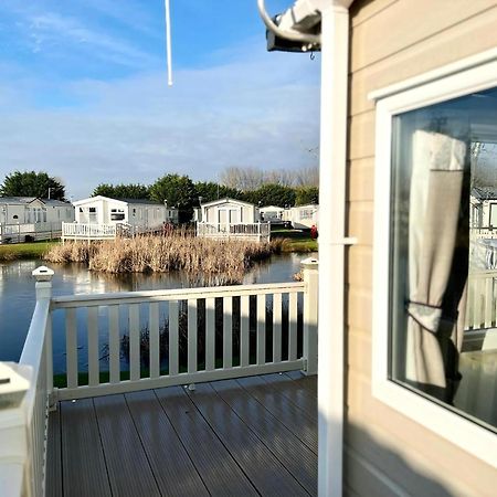 Stunning Caravan With Full Lake View At Southview Holiday Park Ref 33004Ml 斯凯格内斯 外观 照片