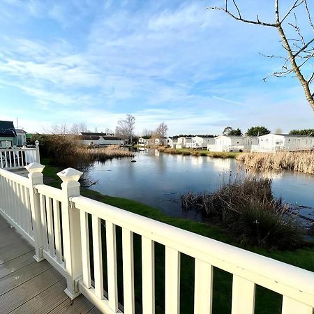 Stunning Caravan With Full Lake View At Southview Holiday Park Ref 33004Ml 斯凯格内斯 外观 照片