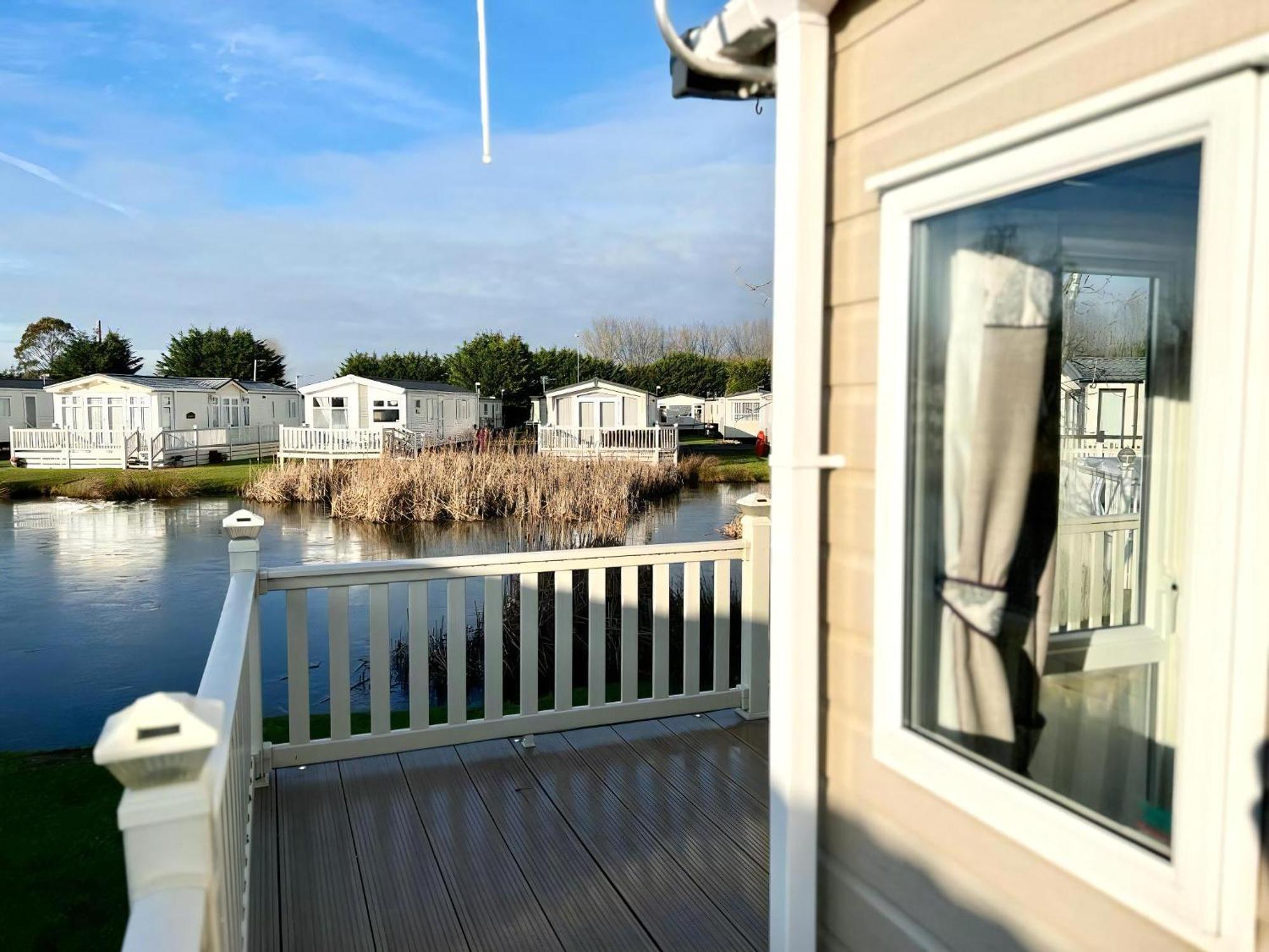 Stunning Caravan With Full Lake View At Southview Holiday Park Ref 33004Ml 斯凯格内斯 外观 照片